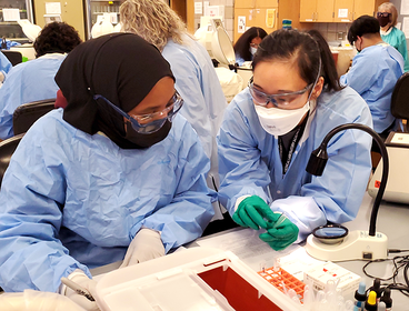 Pathways student working in a lab with faculty member 